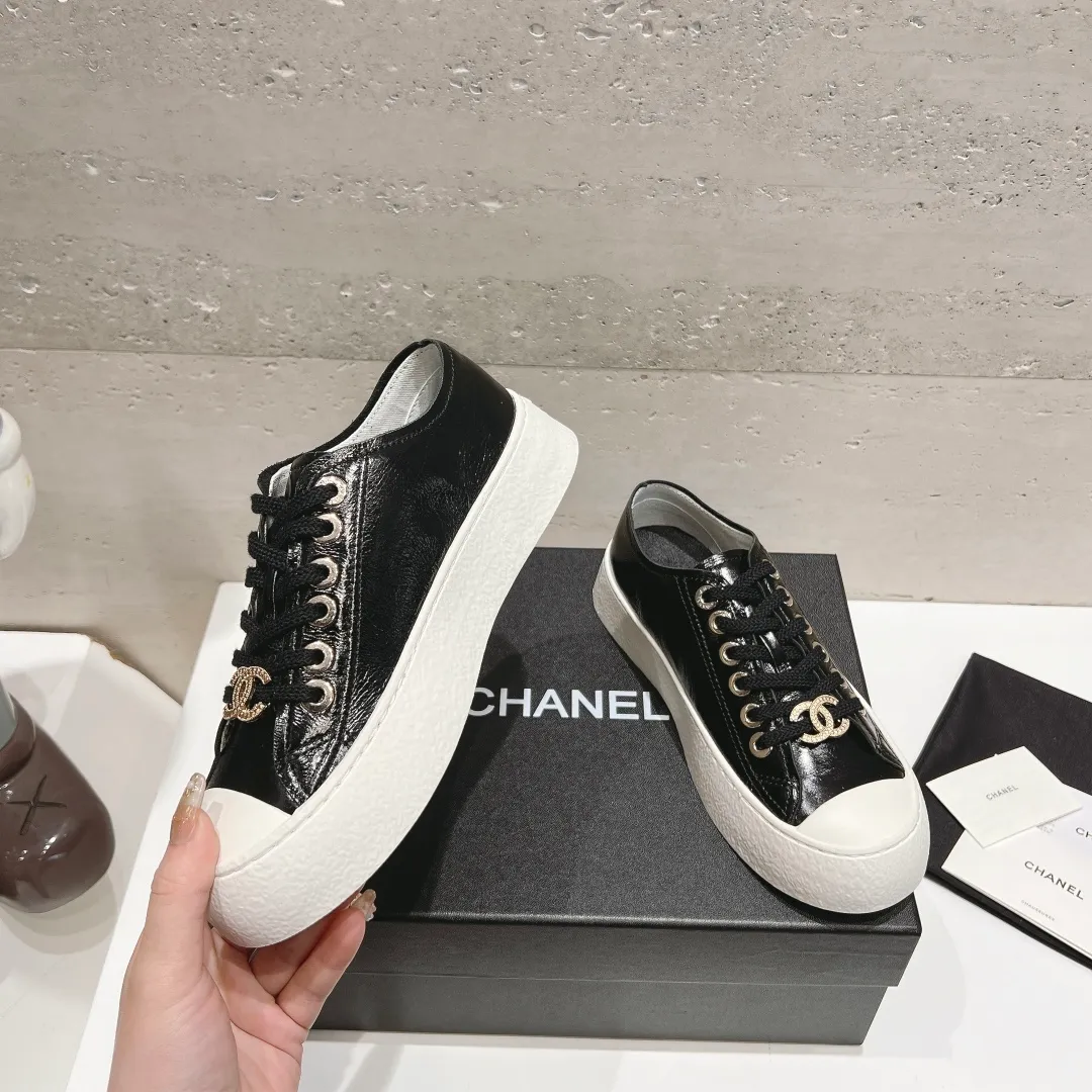 👟👟Ex-factory price 440👟👟 Top version Chanel Chanel 24 latest model full leather panda color white shoes casual sports shoes skateboard shoes original purchase and development production Xiaoxiang C Home Another super popular item in the counter, loved by Internet celebrity bloggers and sisters, and various praises on social platforms. It is very popular, has a high texture, is breathable and super spring and summer. Seeing this issue always arouses the inner desire of girls for fashion. The latest suede material, classic black and white color, full of fashionable feeling on the feet, easy to care for. Fabric: Original customized imported cowhide material. Lining: Customized soft sheepskin lining. Sole: Original molded TPU non-slip outsole. Bottom thickness: 2.5CM. Size: Women's size 35-40 (custom-made sizes 40 are non-refundable)